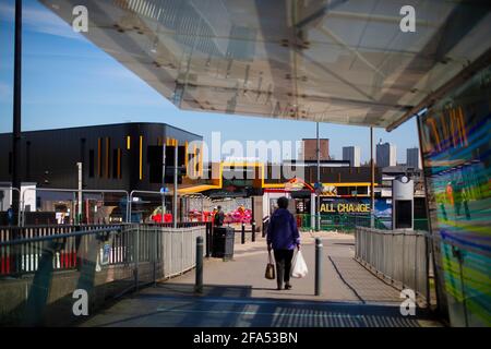 Die Gegend von Wolverhampton in den West Midlands zeigt das neue Bahnhofsgebäude Stockfoto