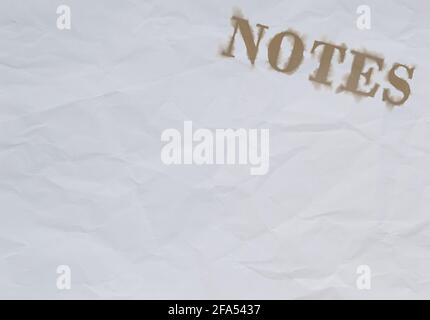 WORTNOTIZEN mit verschmierten und verblassten oder nassen Tintenbuchstaben auf weißem, zerknittertem Papierhintergrund. Speicherplatz kopieren. Stockfoto