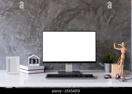 Mock Up : stilvoller oder Designer-Arbeitsplatz mit Desktop-Computer, kreatives Zubehör, Zimmerpflanzen und Vintage-Bücher auf weißem Arbeitstisch zu Hause oder im Studio Stockfoto