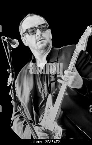 Elvis Costello, V2002, Hylands Park, Chelmsford, Essex, Großbritannien - 17. August 2002 Stockfoto