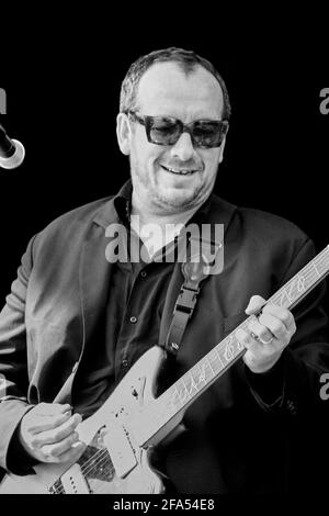 Elvis Costello, V2002, Hylands Park, Chelmsford, Essex, Großbritannien - 17. August 2002 Stockfoto