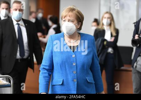 Berlin, Deutschland. April 2021. Bundeskanzlerin Angela Merkel (CDU) geht in den Wirecard-Untersuchungsausschuss. Sie wurde als Zeugin vorgeladen, weil sie sich während einer Reise nach China im September 2019 für Wirecard ausgesprochen hatte. Der Untersuchungsausschuss des 3. Bundestages soll das Verhalten der Bundesregierung und der ihr unterstehenden Behörden im Zusammenhang mit den Ereignissen rund um den mittlerweile insolventen Finanzdienstleister Wirecard untersuchen. Quelle: Magdalena Tröndle/dpa/Alamy Live News Stockfoto