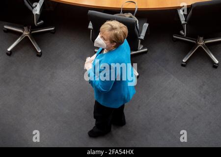 Berlin, Deutschland. April 2021. Bundeskanzlerin Angela Merkel (CDU) kommt in den Wirecard-Untersuchungsausschuss. Sie wurde als Zeugin vorgeladen, weil sie sich während einer Reise nach China im September 2019 für Wirecard ausgesprochen hatte. Der Untersuchungsausschuss des 3. Bundestages soll das Verhalten der Bundesregierung und der ihr unterstehenden Behörden im Zusammenhang mit den Ereignissen rund um den mittlerweile insolventen Finanzdienstleister Wirecard untersuchen. Quelle: Michael Kappeler/dpa/Alamy Live News Stockfoto