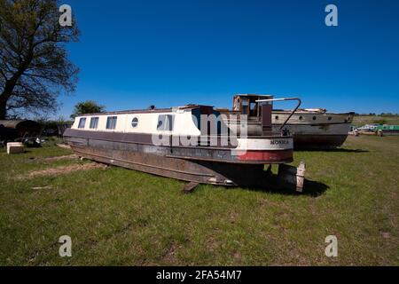 Alte Flussboote in einem Bergungshof Stockfoto