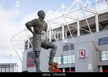 Statue von George Hardwick im Riverside Stadium in Middlesbrough, England. Hardwick (1920 - 2004) spielte zwischen 1937 und 1950 für den Middlebrough FC Stockfoto