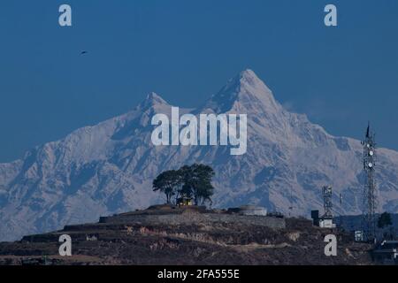 Kathmandu, NE, Nepal. April 2021. Der Mount Manaslu ist vom Chandragiri in Kathmandu aufgenommen, da das Wetter in Kathmandu, Nepal, am 23. April 2021 klar ist. Quelle: Aryan Dhimal/ZUMA Wire/Alamy Live News Stockfoto