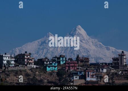 Kathmandu, NE, Nepal. April 2021. Der Mount Manaslu ist vom Chandragiri in Kathmandu aufgenommen, da das Wetter in Kathmandu, Nepal, am 23. April 2021 klar ist. Quelle: Aryan Dhimal/ZUMA Wire/Alamy Live News Stockfoto