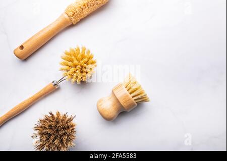 Umweltfreundliche Pflanzenbasis Reinigungsbürste Set, Bambus Küche Scheuerbürste Set von 4. Null-Abfall-Reinigung von Lebensmitteln, Kunststoff-freie Artikel, nachhaltiger Lebensstil Stockfoto