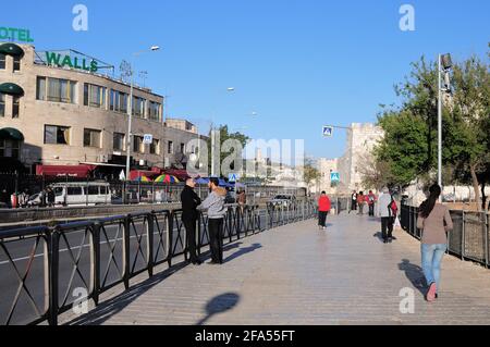 Eine Straße am Rande der Jerusalemer Festungsmauern. Blick vom alten Stadtzentrum Jerusalems. Israel. Stockfoto