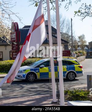 Brentwood Essex 23. April 2021 Stadträtin Olivia Sanders, stellvertretende Bürgermeisterin von Brentwood hebt am St. Georges Day die St. George's Flagge in den Brentwood Brough Council Offices, Brentwood Credit: Ian Davidson/Alamy Live News Stockfoto