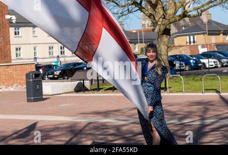 Brentwood Essex 23. April 2021 Stadträtin Olivia Sanders, stellvertretende Bürgermeisterin von Brentwood hebt am St. Georges Day die St. George's Flagge in den Brentwood Brough Council Offices, Brentwood Credit: Ian Davidson/Alamy Live News Stockfoto