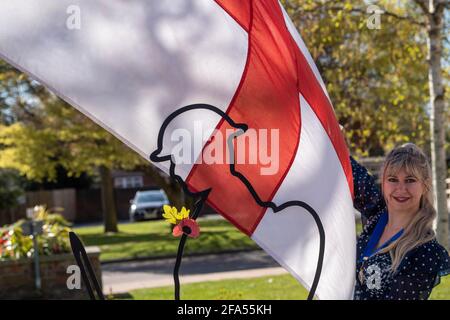 Brentwood Essex 23. April 2021 Stadträtin Olivia Sanders, stellvertretende Bürgermeisterin von Brentwood hebt am St. Georges Day die St. George's Flagge in den Brentwood Brough Council Offices, Brentwood Credit: Ian Davidson/Alamy Live News Stockfoto