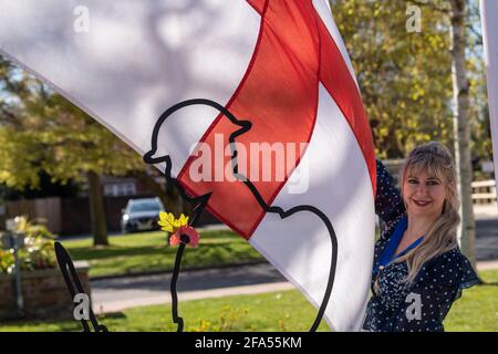 Brentwood Essex 23. April 2021 Stadträtin Olivia Sanders, stellvertretende Bürgermeisterin von Brentwood hebt am St. Georges Day die St. George's Flagge in den Brentwood Brough Council Offices, Brentwood Credit: Ian Davidson/Alamy Live News Stockfoto