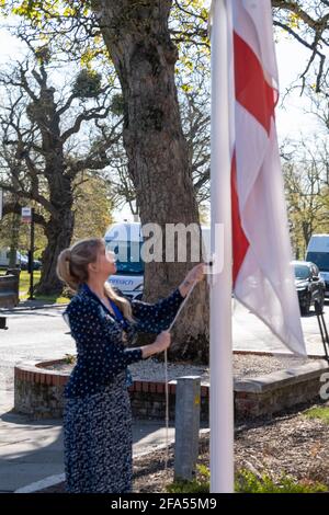 Brentwood Essex 23. April 2021 Stadträtin Olivia Sanders, stellvertretende Bürgermeisterin von Brentwood hebt am St. Georges Day die St. George's Flagge in den Brentwood Brough Council Offices, Brentwood Credit: Ian Davidson/Alamy Live News Stockfoto