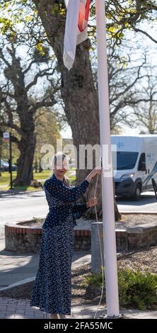 Brentwood Essex 23. April 2021 Stadträtin Olivia Sanders, stellvertretende Bürgermeisterin von Brentwood hebt am St. Georges Day die St. George's Flagge in den Brentwood Brough Council Offices, Brentwood Credit: Ian Davidson/Alamy Live News Stockfoto