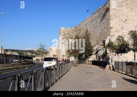 Eine Straße am Rande der Jerusalemer Festungsmauern. Blick vom alten Stadtzentrum Jerusalems. Israel. Stockfoto