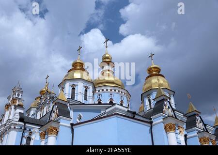 KIEW, UKRAINE - 22. APRIL 2021 - die St. Michael's Golden-Dome Kathedrale ist Teil des gleichnamigen Klosters, Kiew, der Hauptstadt der Ukraine. Stockfoto