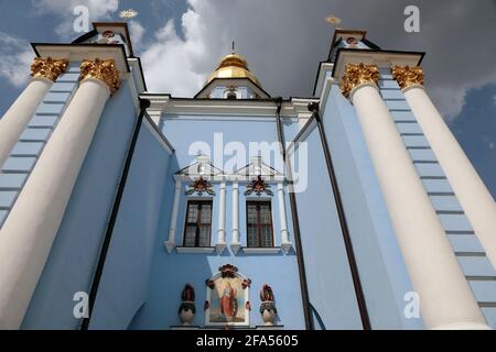 KIEW, UKRAINE - 22. APRIL 2021 - die St. Michael's Golden-Dome Kathedrale ist Teil des gleichnamigen Klosters, Kiew, der Hauptstadt der Ukraine. Stockfoto