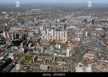 Luftaufnahme des Stadtzentrums von Manchester von der Ringstraße A57(M) Mancunian Way in Richtung Norden nach Piccadilly, nehmen Sie die 2021 Stockfoto