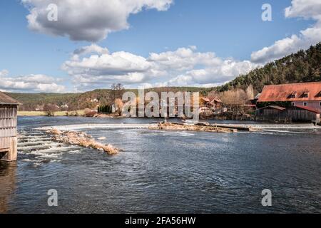 Stauwehr und Wehranlage der Regen im Markt Regenstauf in der Oberpfalz Stockfoto