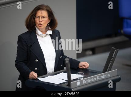 Berlin, Deutschland. April 2021. Antje Tillmann (CDU) spricht im Bundestag zum Thema Familienpolitik. Quelle: Christophe Gateau/dpa/Alamy Live News Stockfoto