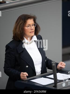 Berlin, Deutschland. April 2021. Antje Tillmann (CDU) spricht im Bundestag zum Thema Familienpolitik. Quelle: Christophe Gateau/dpa/Alamy Live News Stockfoto