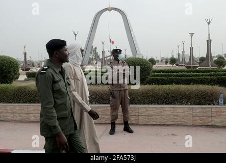 N'Djamena, Tschad, 23. April 2021: Tschadische Soldaten stehen auf dem Platz Place de la Nation vor dem Staatsbegräbnis für den verstorbenen tschadischen Präsidenten Idriss Deby am 23. April 2021 in N'Djamena, Tschad. Tschads Präsident Idriss Deby starb an Verletzungen, die bei Zusammenstößen mit Rebellen im Norden des Landes erlitten wurden, teilte ein Sprecher der Armee am 20. April 2021 im staatlichen Fernsehen mit. Deby war seit 1990 an der Macht und wurde bei den Wahlen vom 11. April 2021 für eine sechste Amtszeit wiedergewählt. Das Staatsbegräbnis wird am Morgen des 23. April 2021 stattfinden, an dem der französische Präsident Emmanuel Macron teilnimmt. Quelle: Abaca Press Stockfoto