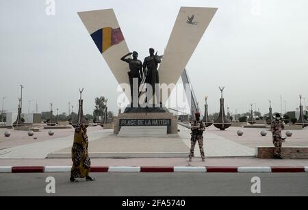 N'Djamena, Tschad, 23. April 2021: Tschadische Soldaten stehen auf dem Platz Place de la Nation vor dem Staatsbegräbnis für den verstorbenen tschadischen Präsidenten Idriss Deby am 23. April 2021 in N'Djamena, Tschad. Tschads Präsident Idriss Deby starb an Verletzungen, die bei Zusammenstößen mit Rebellen im Norden des Landes erlitten wurden, teilte ein Sprecher der Armee am 20. April 2021 im staatlichen Fernsehen mit. Deby war seit 1990 an der Macht und wurde bei den Wahlen vom 11. April 2021 für eine sechste Amtszeit wiedergewählt. Quelle: Abaca Press/Alamy Live News Stockfoto