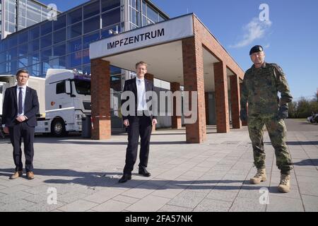 Husum, Deutschland. April 2021. Daniel Günther (M, CDU), Ministerpräsident von Schleswig-Holstein, steht vor dem Impfzentrum in Husum mit Oberst Axel Schneider (r), Kommandeur des Landeskommandos Schleswig-Holstein, und Florian Lorenzen, Landrat des Landkreises Nordfriesland. Günther informierte sich vor Ort über die Prozesse und die Situation im Impfzentrum. Kredit: Marcus Brandt/dpa Pool/dpa/Alamy Live Nachrichten Stockfoto