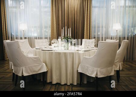 Klassisches Restaurant mit leeren Gläsern und Tellern Stockfoto