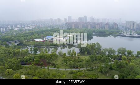 Xuancheng, Xuancheng, China. April 2021. Am 22. April 2021, Xuancheng, Anhui, dem 52. ''Earth Day'', Luftaufnahmen des Feuchtgebiets in den westlichen Vororten des Landkreises Langxi. Das Bild zeigt den Langxi Jinghu Wetland Park. Quelle: SIPA Asia/ZUMA Wire/Alamy Live News Stockfoto
