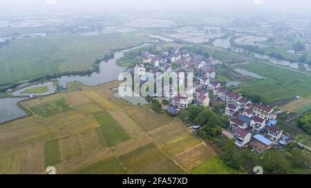 Xuancheng, Xuancheng, China. April 2021. Am 22. April 2021, Xuancheng, Anhui, dem 52. ''Earth Day'', Luftaufnahmen des Feuchtgebiets in den westlichen Vororten des Landkreises Langxi. Das Bild zeigt den Langxi Jinghu Wetland Park. Quelle: SIPA Asia/ZUMA Wire/Alamy Live News Stockfoto