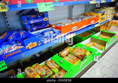 POZNAN, POLEN - 10. Feb 2016: Brot zum Verkauf in einem Lidl-Supermarkt Stockfoto