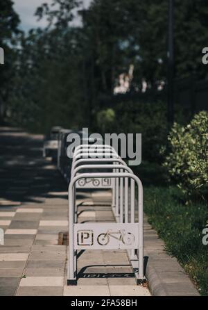 Leerer Platz für einen Parkplatz von Fahrrädern im Freien Stockfoto