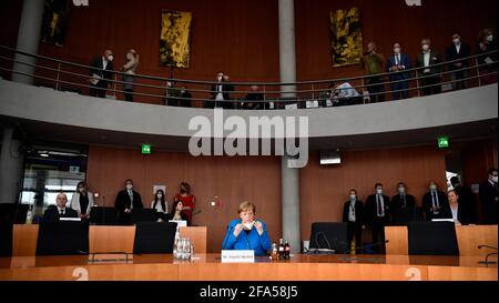 Berlin, Deutschland. April 2021. Bundeskanzlerin Angela Merkel (CDU) kommt in den Wirecard-Untersuchungsausschuss. Sie wurde als Zeugin vorgeladen, weil sie sich während einer Reise nach China im September 2019 für Wirecard ausgesprochen hatte. Der Untersuchungsausschuss des 3. Bundestages soll das Verhalten der Bundesregierung und der ihr unterstehenden Behörden im Zusammenhang mit den Ereignissen rund um den mittlerweile insolventen Finanzdienstleister Wirecard untersuchen. Quelle: John MacDougall/AFP-Pool/dpa/Alamy Live News Stockfoto