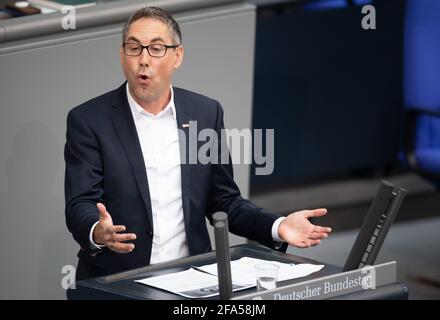 Berlin, Deutschland. April 2021. Michael Schrodi (SPD) spricht im Bundestag zum Thema Familienpolitik. Quelle: Christophe Gateau/dpa/Alamy Live News Stockfoto