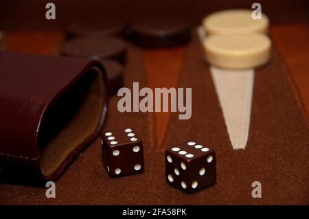Backgammon Würfel und Brett Stockfoto