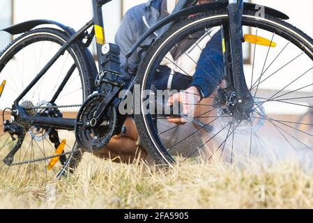 Fahrradspülung auf dem Hinterhof. Frühlingsvorbereitungen für die Radsaison. DIY Bike Pflege, Druck Fahrrad waschen Stockfoto