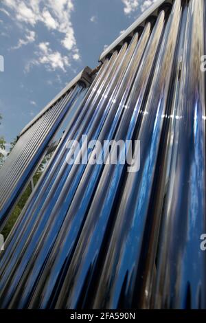 Vakuumröhren aus Solarwasserheizung Stockfoto