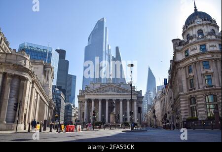 London, Großbritannien. April 2021. Ein Blick auf die Royal Exchange und die Bank of England an einem warmen, sonnigen Tag in der City of London. Kredit: Vuk Valcic/Alamy Live Nachrichten Stockfoto