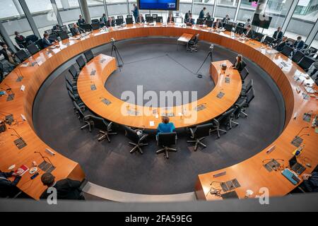 Berlin, Deutschland. April 2021. Bundeskanzlerin Angela Merkel (CDU) kommt in den Wirecard-Untersuchungsausschuss. Sie wurde als Zeugin vorgeladen, weil sie sich während einer Reise nach China im September 2019 für Wirecard ausgesprochen hatte. Der Untersuchungsausschuss des 3. Bundestages soll das Verhalten der Bundesregierung und der ihr unterstehenden Behörden im Zusammenhang mit den Ereignissen rund um den mittlerweile insolventen Finanzdienstleister Wirecard untersuchen. Quelle: Michael Kappeler/dpa/Alamy Live News Stockfoto