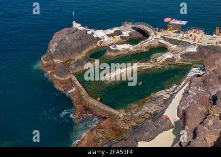 Salzwasserpools in Praia Fromosa auf der portugiesischen Insel Madeira. Der Strand Praia Fromosa liegt im modischen Viertel von Funchal und ist in der Nähe Stockfoto