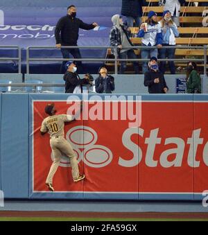 Los Angeles, Usa. April 2021. Der linke Feldspieler von San Diego Padres, Jurickson Profar, klettert die Wand, während der zweite Baseman von Los Angeles Dodgers, Sheldon Neuse, am Donnerstag, dem 22. April 2021, über das Zentrum des Dodger Stadium in Los Angles läuft. Die Padres besiegten die Dodgers 3-2. Foto von Jim Ruymen/UPI Credit: UPI/Alamy Live News Stockfoto