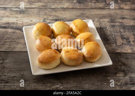 Amerikanische Butterkekse auf Holztisch zerdrücken Stockfoto