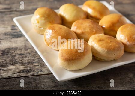 Amerikanische Butterkekse auf Holztisch zerdrücken Stockfoto