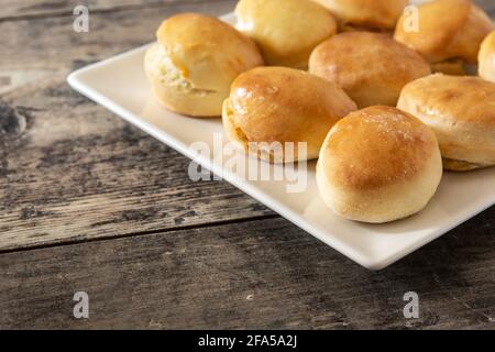 Amerikanische Butterkekse auf Holztisch zerdrücken Stockfoto