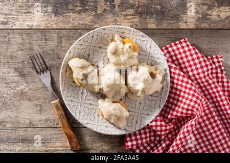 Traditionelle amerikanische Kekse und Soße zum Frühstück auf einem Holztisch Stockfoto