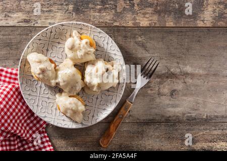 Traditionelle amerikanische Kekse und Soße zum Frühstück auf einem Holztisch Stockfoto