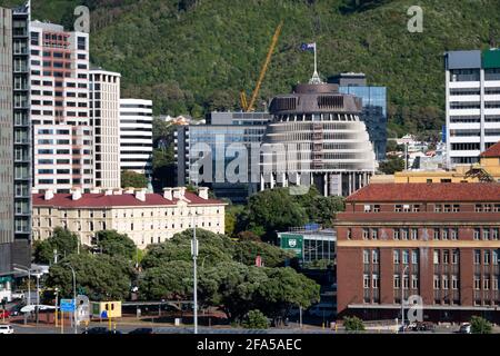 Bürogebäude, darunter Beehive, Büros des neuseeländischen parlaments, Wellington, Nordinsel, Neuseeland Stockfoto