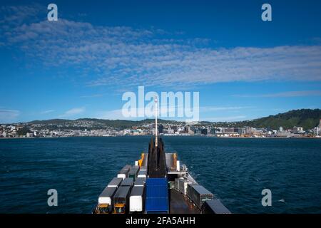 LKW auf der Fähre Bluebridge Cook Strait im Hafen von Wellington, Nordinsel, Neuseeland Stockfoto